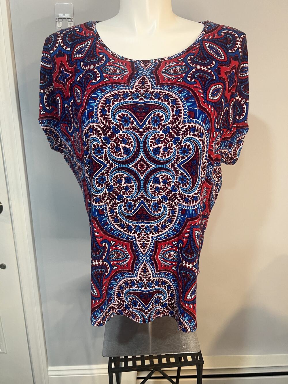 Westport Paisley Medallion Top Women's 2X Red Blue Dolman Sleeve EUC